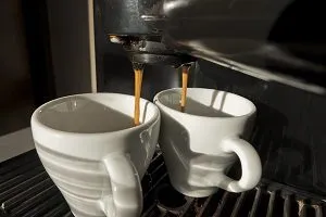 kawa z ekspresu nalewana do filiżanek