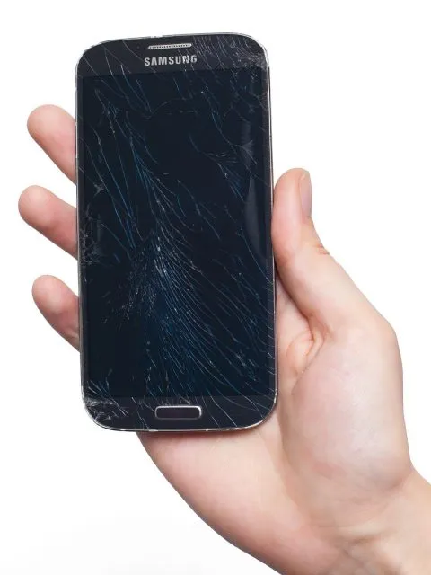 uszkodzony smartphone